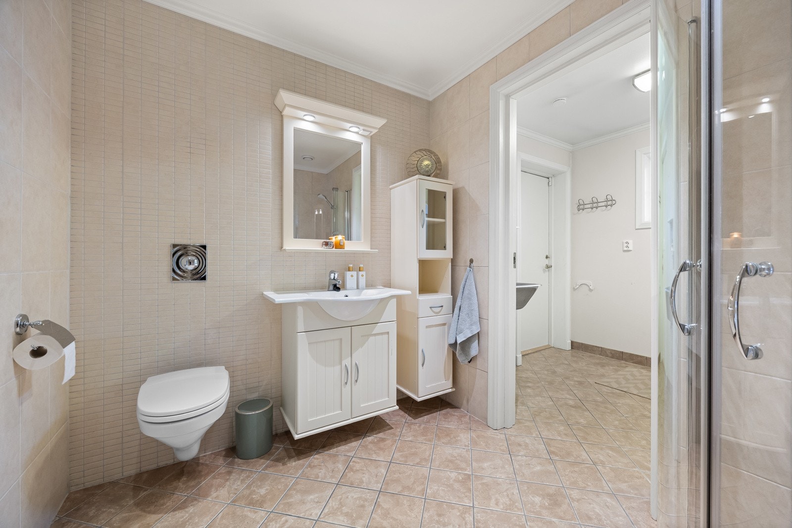 Fra badet er det direkte adkomst til boligens vaskerom. Galleribilde