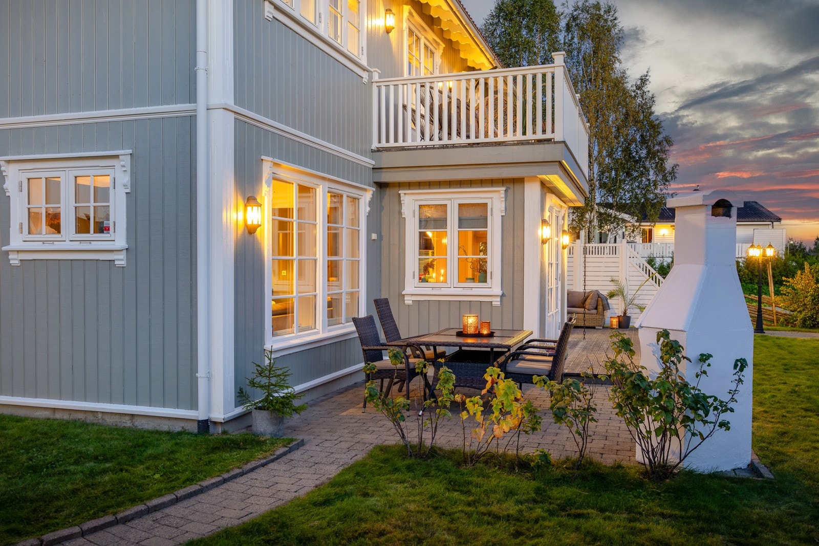 Deler av uteplassen er steinbelagt, og det er etablert en støpt, oppmurt utepeis - perfekt for koselige kvelder med familie og venner. Galleribilde