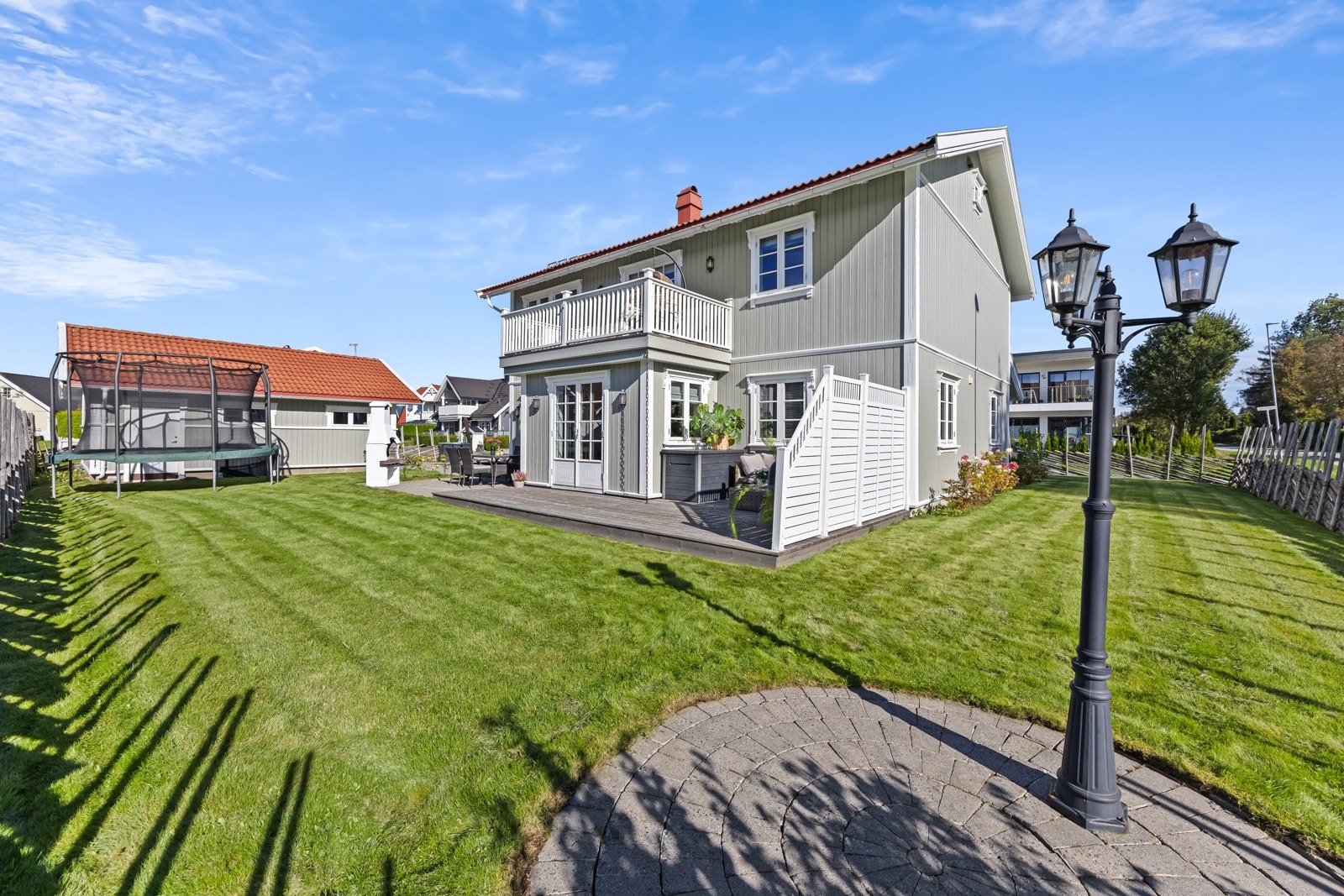 Eiendommen ligger på en flat og solrik hjørnetomt på 677,5 kvm, og har en gjennomført og pent opparbeidet uteplass som gir svært gode rammer for både lek, avslapning og sosiale sammenkomster. Galleribilde