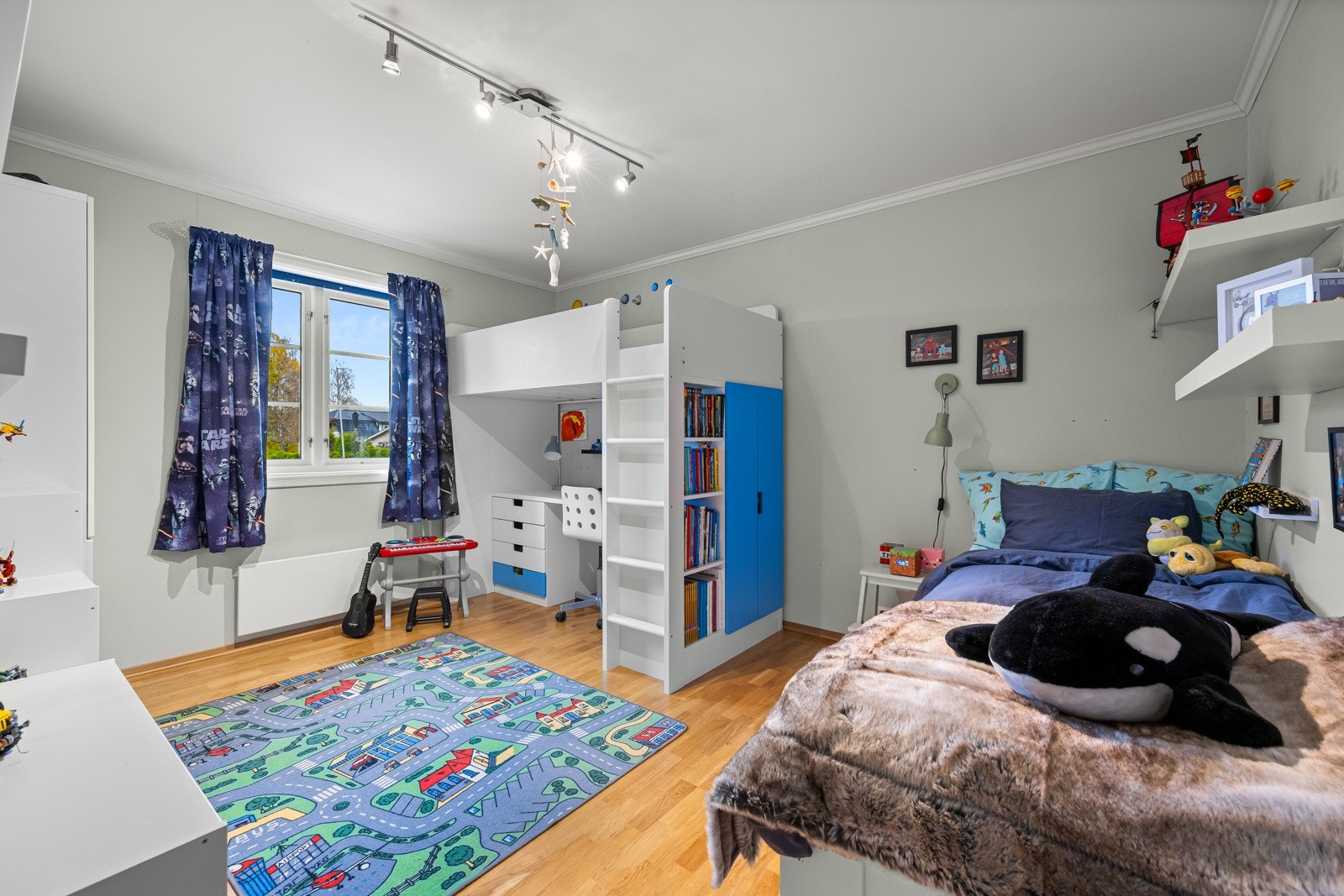 Soverom 3 er på litt over 13 kvm og byr på rikelig plass til seng, skrivepult og øvrig møblement. Lysmalte vegger og parkett på gulv gir rommet et tidløst og behagelig preg. Galleribilde