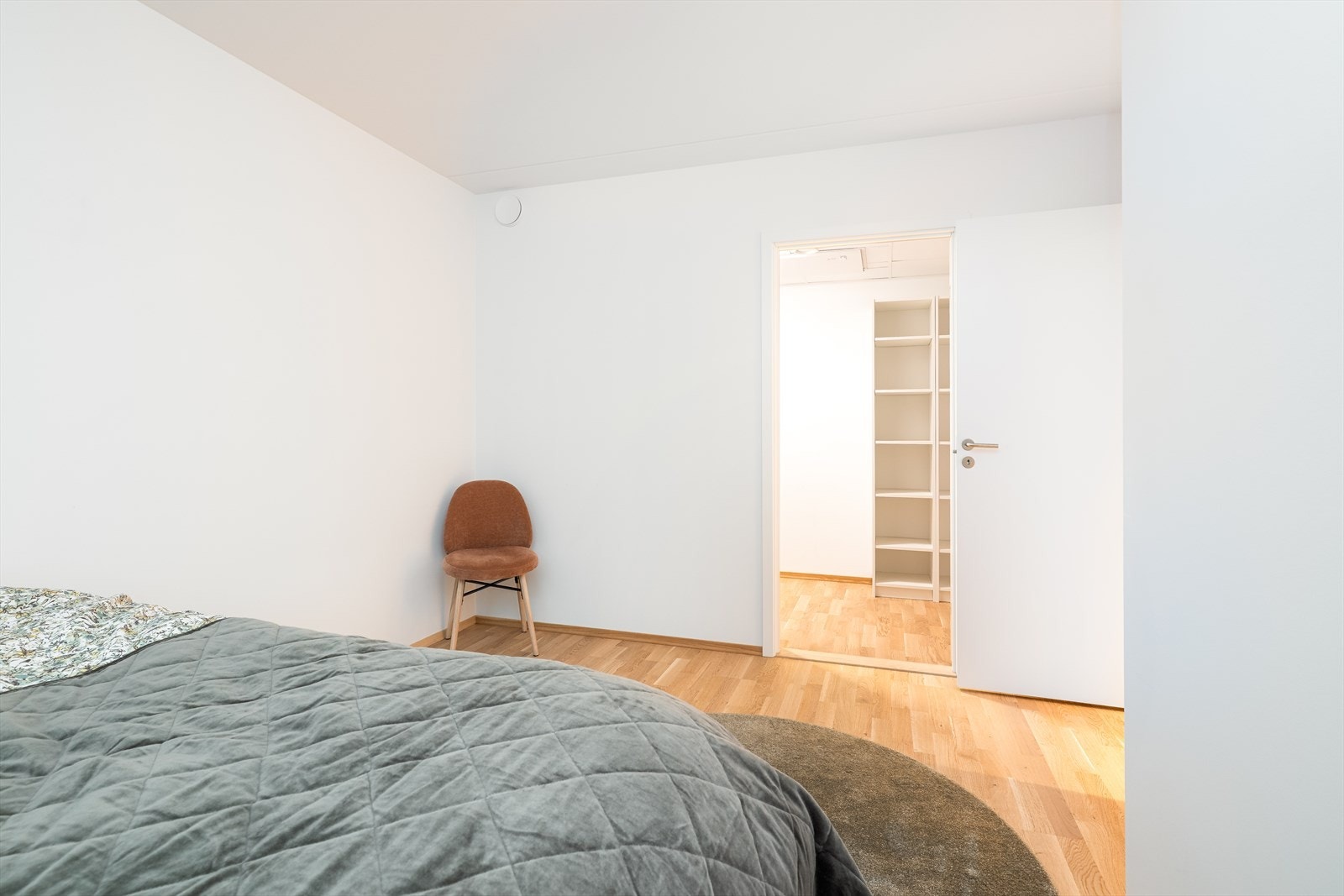 Leiligheten har to gode soverom på hhv. 10 og 12 m2 som begge vender inn mot vinterhagen. Galleribilde