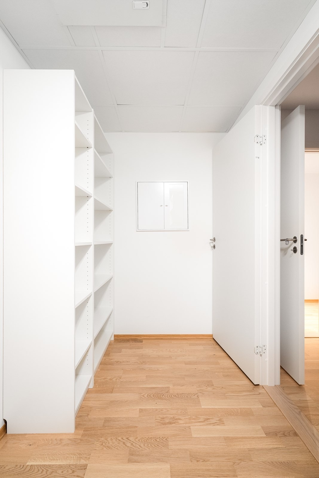 Inntil hovedsoverommet er det en romslig og praktisk walk-in garderobe hvor man har god plass til klesoppbevaring. Galleribilde