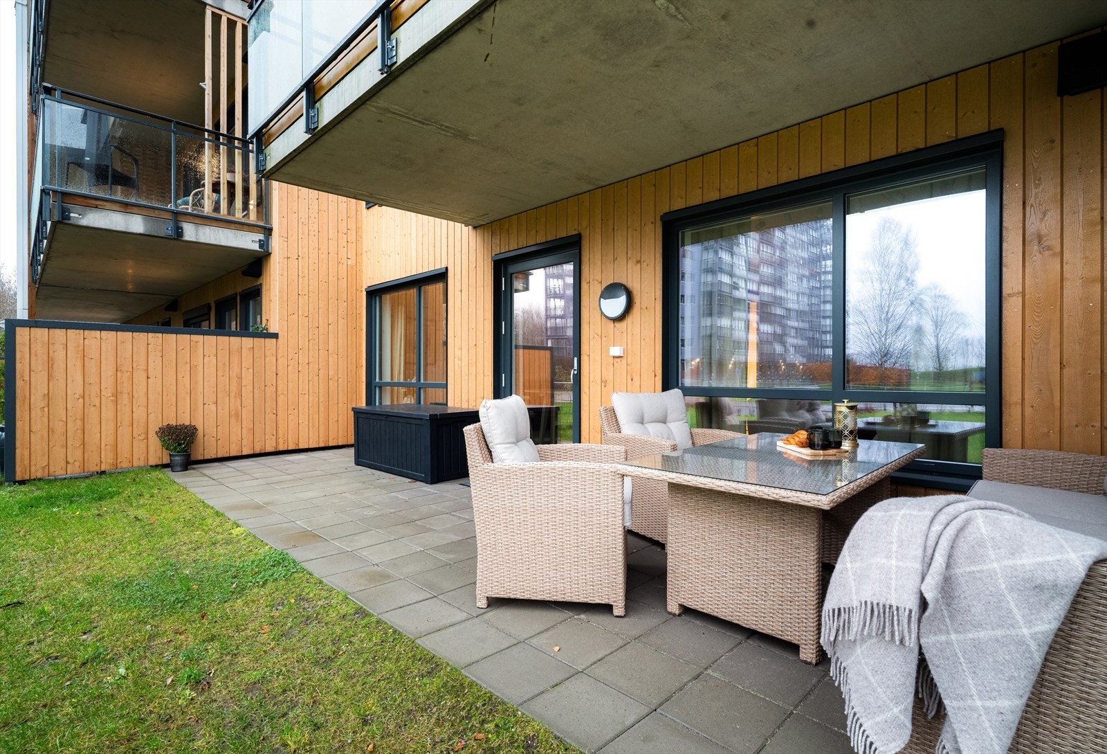 Uteplassen er på ca. 13 m2, med god plass til diverse utemøbler, grill og blomster etter eget ønske. Galleribilde