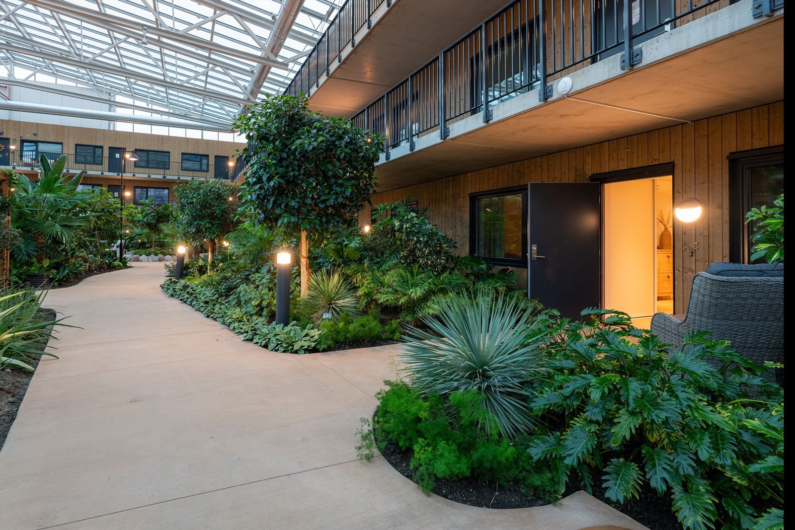 EiendomsMegler1 v/Hanne Holmberg presenterer Hans Holtas veg 1! - Foto: Inbovi
Med direkte tilgang, ut i en fantastisk vinterhage, og egen uteplass ved inngangen. Skjermet og fin beliggenhet, i 1. etasje. Galleribilde