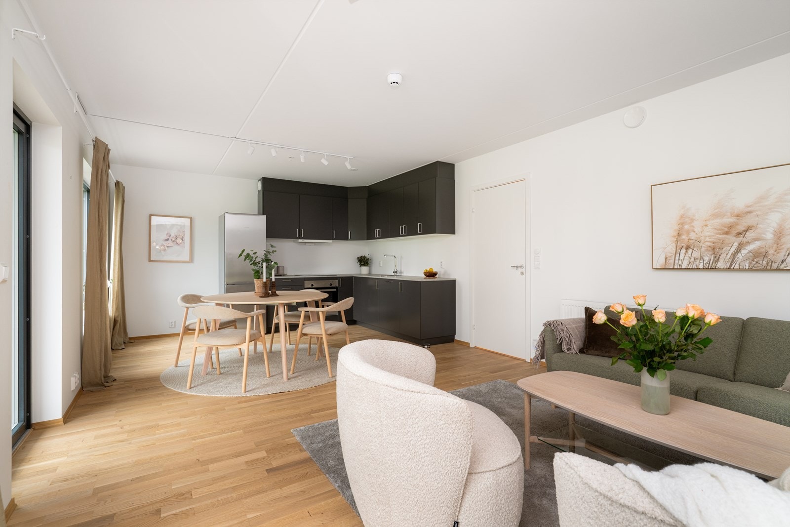 Leiligheten har en lys og fin stue på 32 m2 som ligger i åpen løsning mot kjøkkenet. Galleribilde