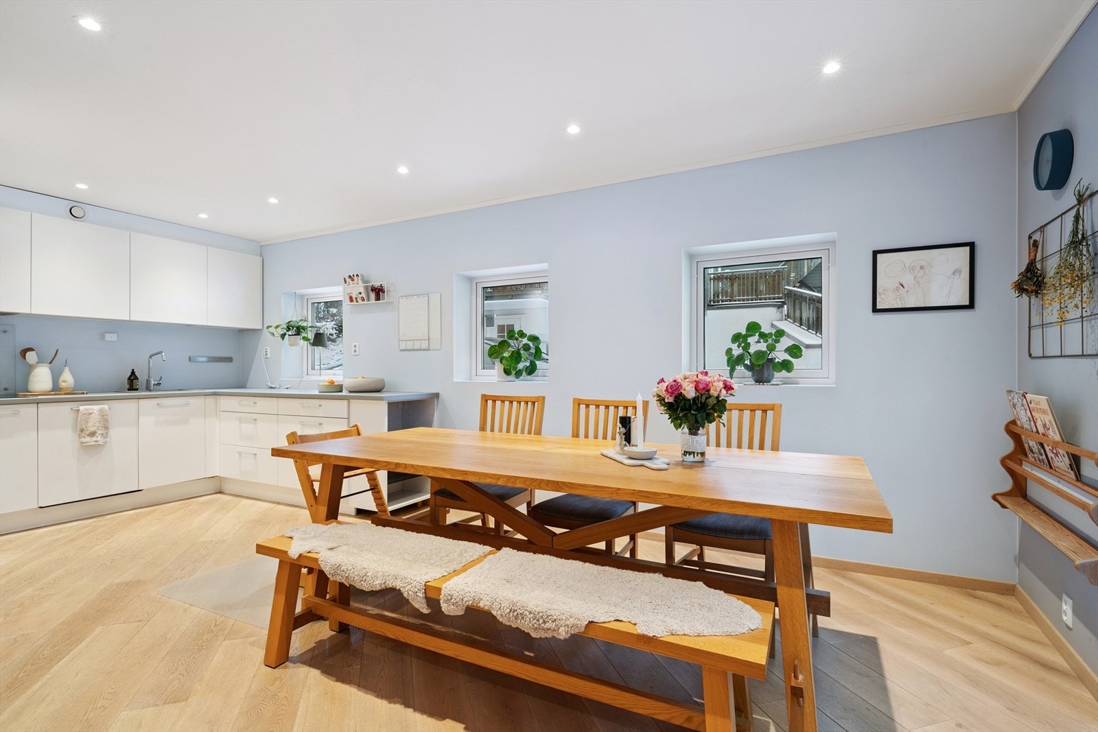 Boligen er over 3 etasjer og har en fin planløsning. Åpen stue og kjøkkenløsning som gir deg god plass til å ha langbordet stående fremme til enhver tid. Galleribilde