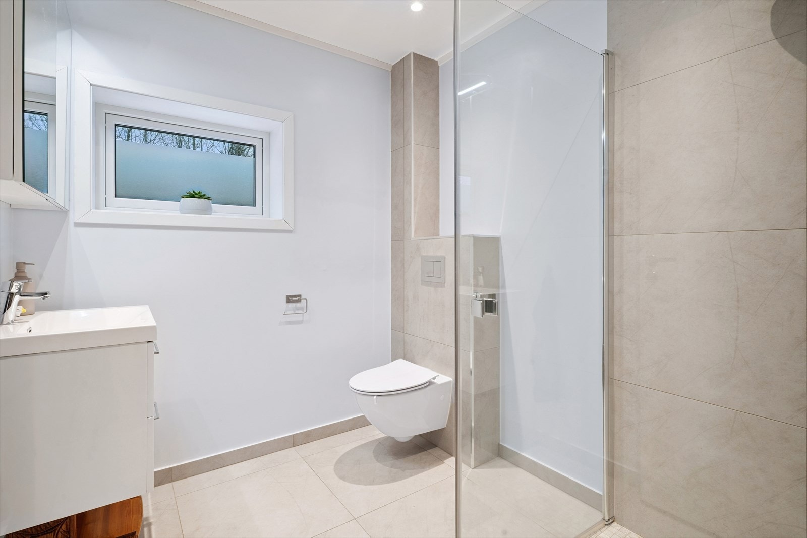 Vinduet gir deg mulighet for utluftning. Varme i gulv og downlights i tak er en selvfølge. Galleribilde