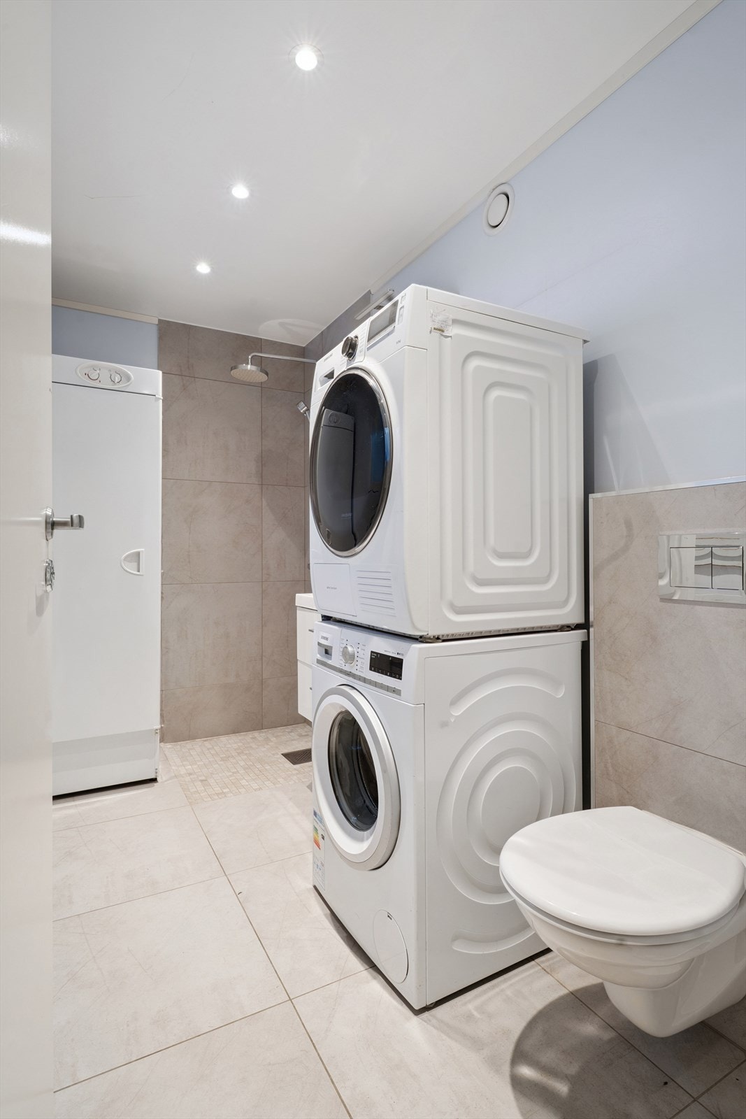 Kombinert bad/vaskerom som har en fin plassering med inngang fra entréen. Galleribilde