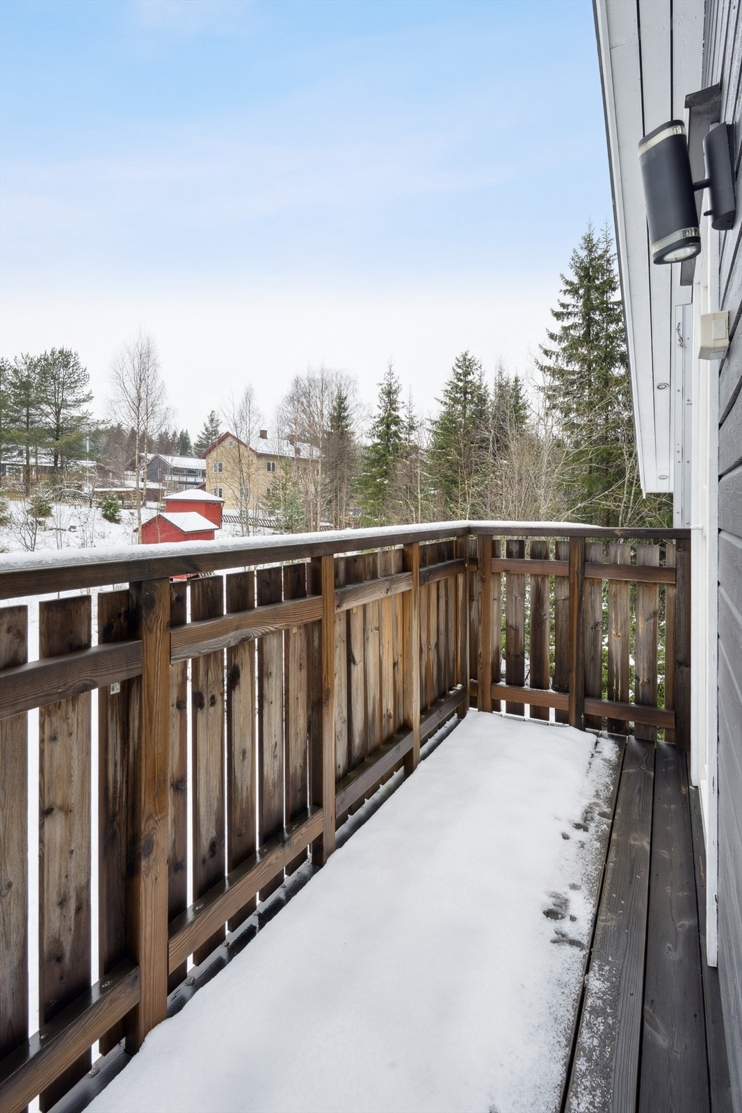 Balkongen ligger på kortveggen og har fint utsyn og gode solforhold. Galleribilde