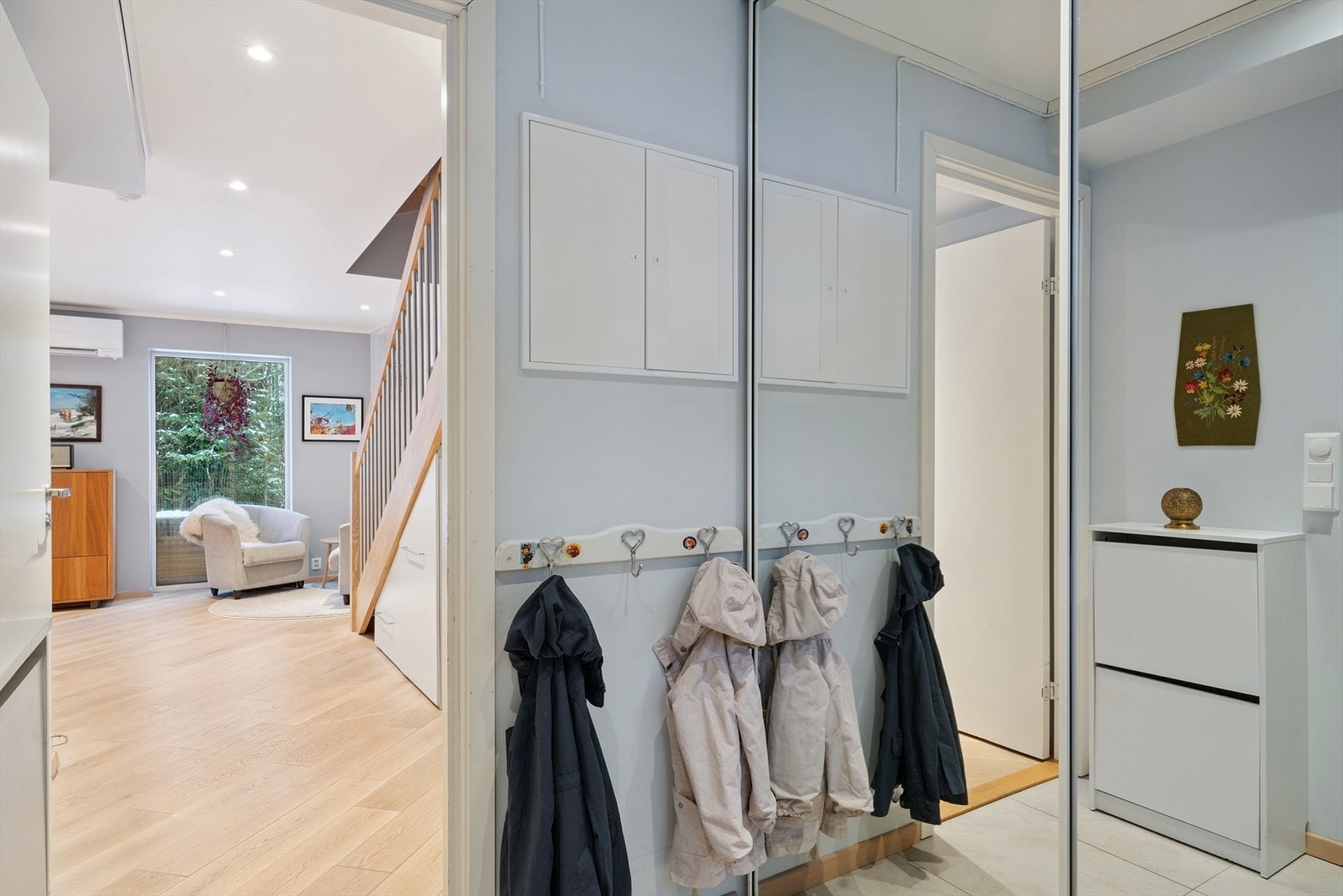 I dette rommet finner man sikringsskapet med automatsikringer. Måleren er plassert i eget skap på utsiden av boligen. Galleribilde