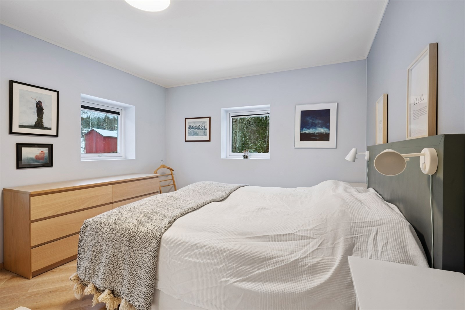 Det er plass til en kommode (følger ikke med) her inne som vil egne seg ypperlig til å ha tv´en på, om du er en av de som liker å se på tv i senga. Galleribilde