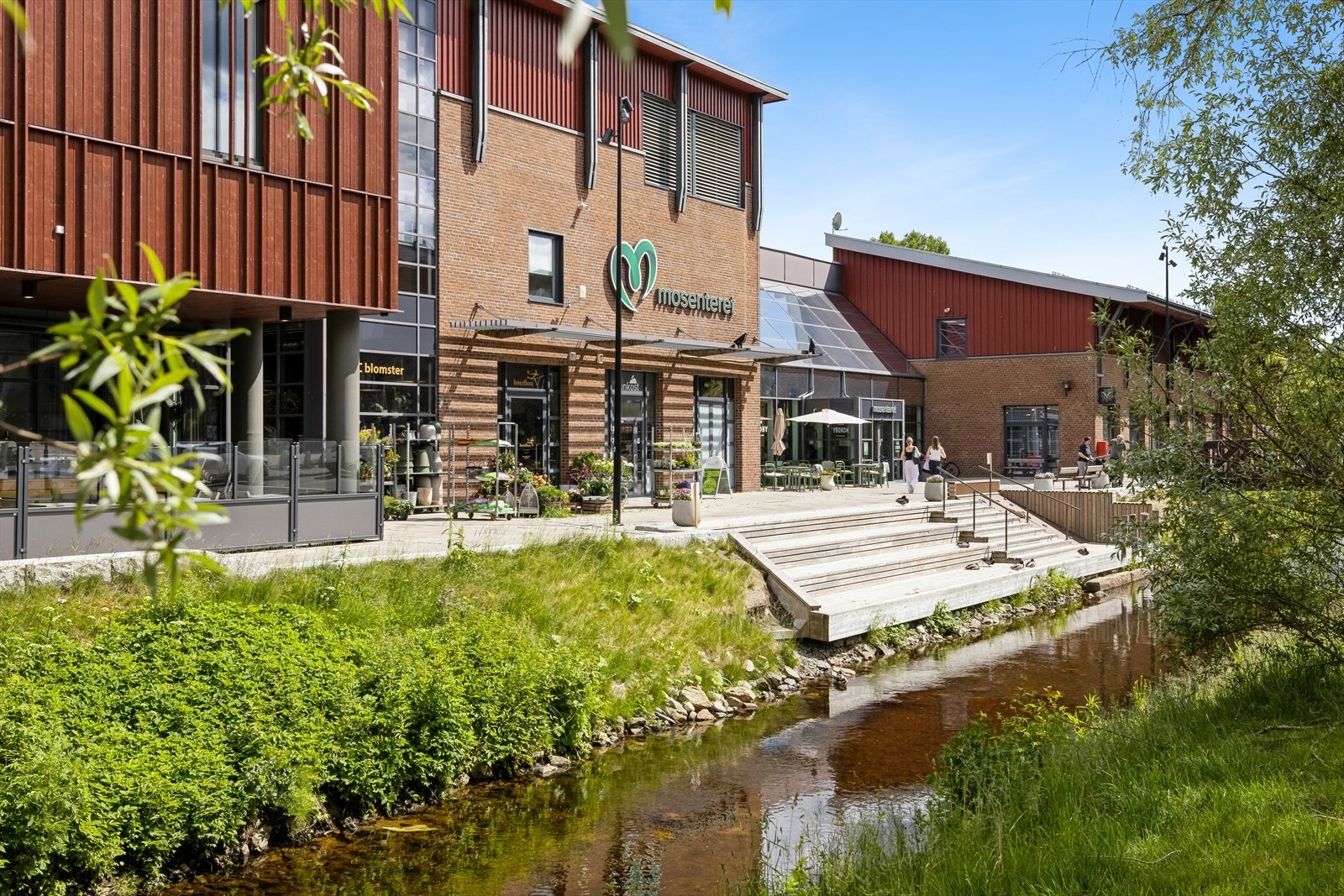 Mosenteret kan tilby et utvalg av butikker, forretninger, spisested, bank, vinmonopol etc. Galleribilde