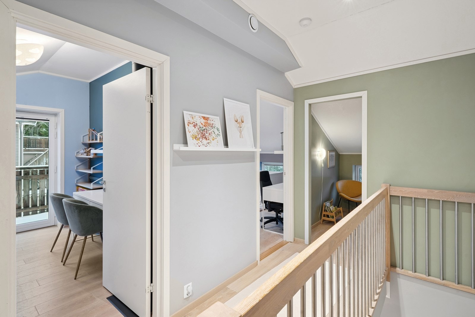 Soverom 2 og 3 ligger vegg i vegg med hverandre og begge har utgang til samme balkong, på ca. 4 kvm. Galleribilde