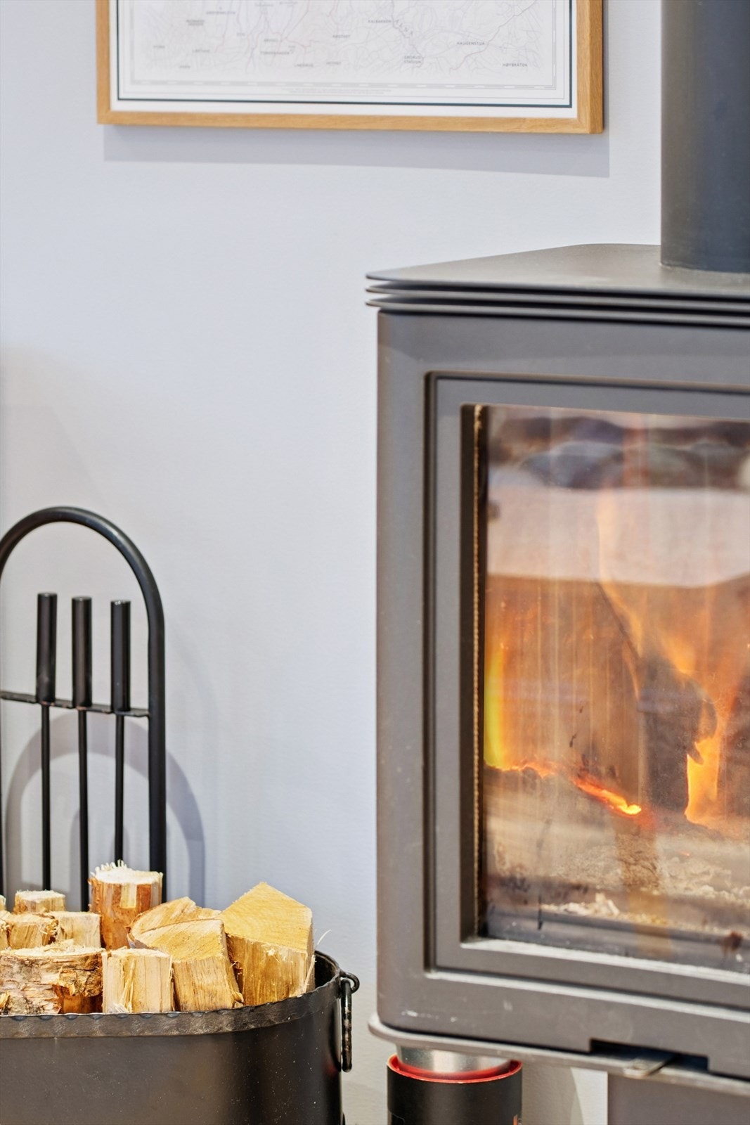 Peisovnen i stuen i 2. etg. gir kos og hygge samt en god varme. Galleribilde