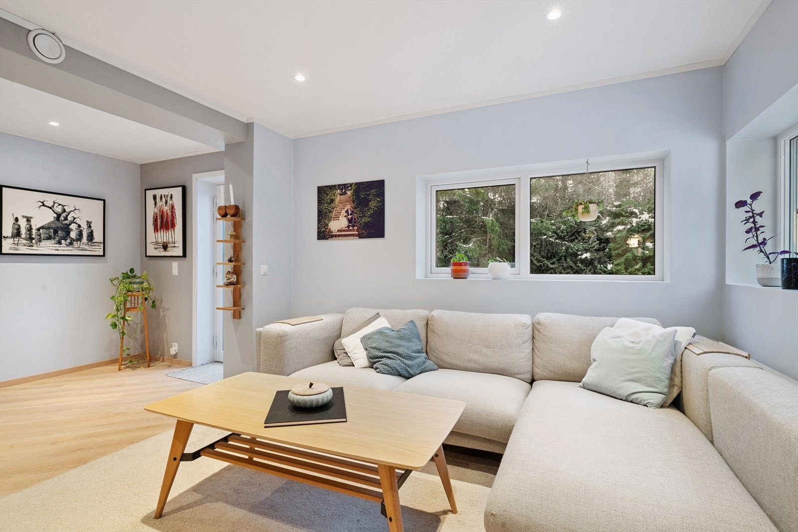 God plass til hjørnesofaen. Dette er et rom både små og store vil sette pris på. Galleribilde