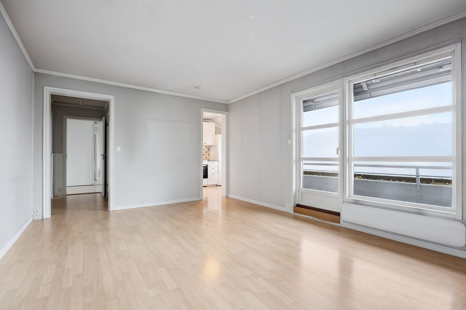 Hyggelig stue med utgang til stor veranda Galleribilde