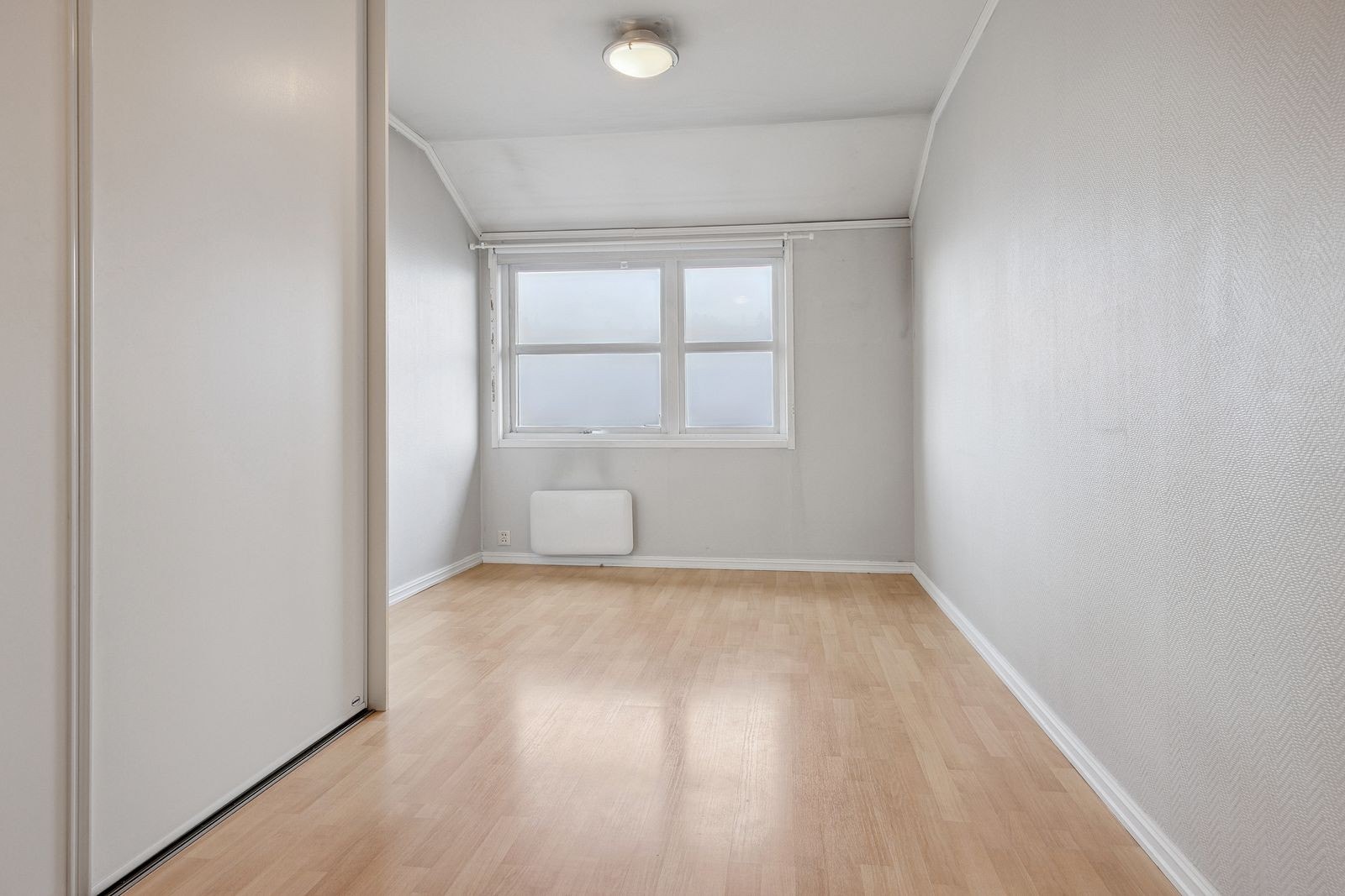 Stort soverom med skyvedørsgarderobe Galleribilde