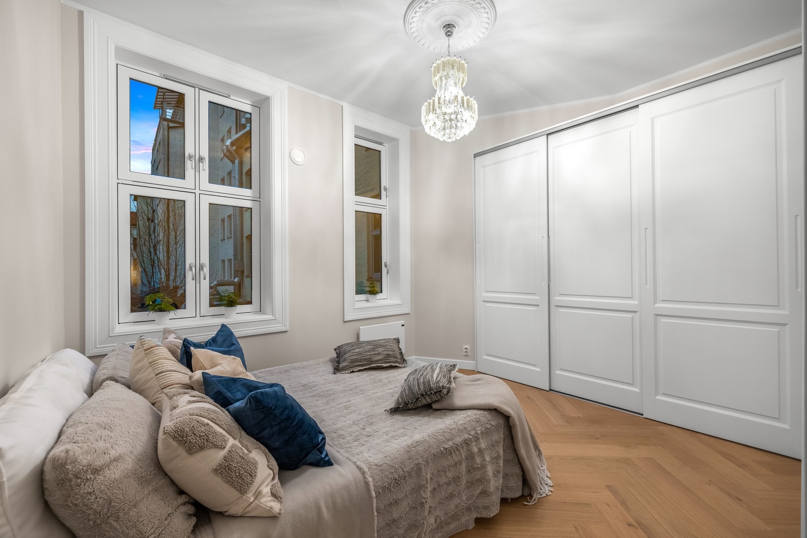 En stor skyvedørsgarderobe gir rikelig med oppbevaringsplass. Galleribilde