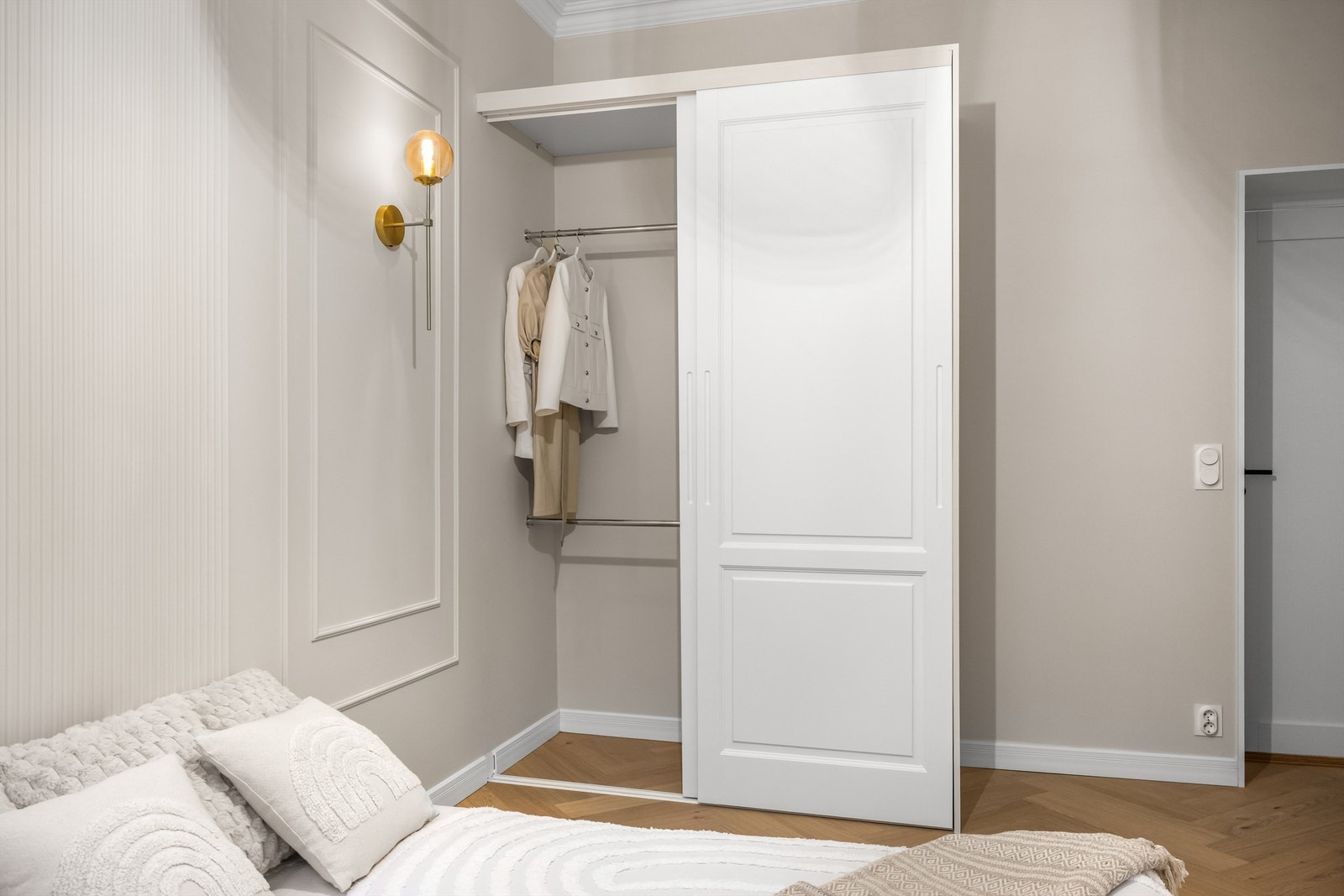 Rommet har plassbygde løsninger som utnytter arealet optimalt. Galleribilde