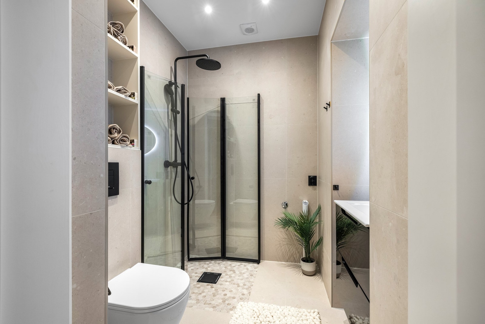 Badet er delikat flislagt og ble i likhet med resten av leiligheten oppgradert i 2025. Galleribilde