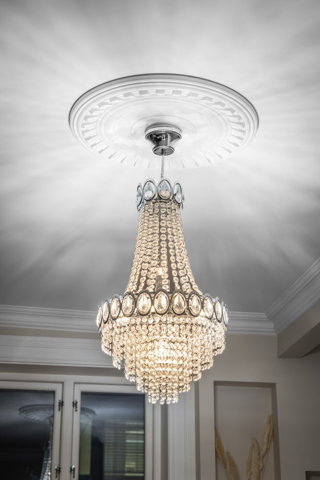 Klassiske detaljer som takrosett komplementerer det moderne interiøret. Galleribilde