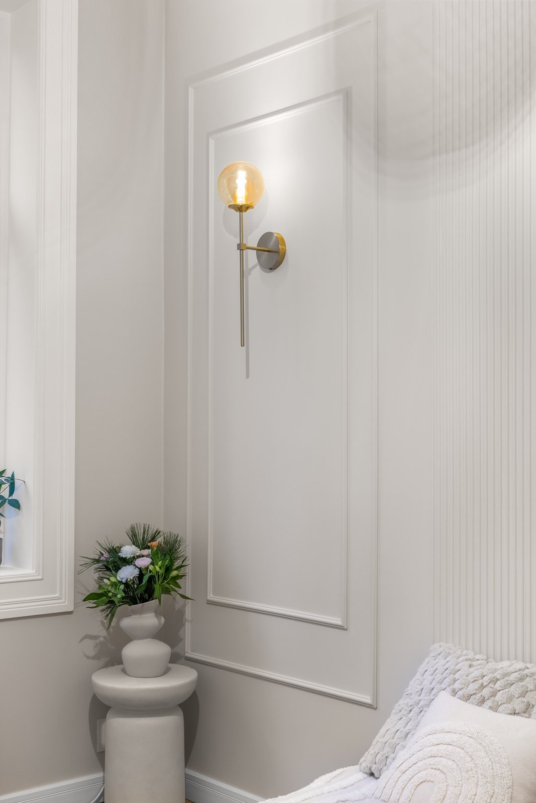 Dekorative veggfelt og spilepanel gir rommet et særpreg. Galleribilde