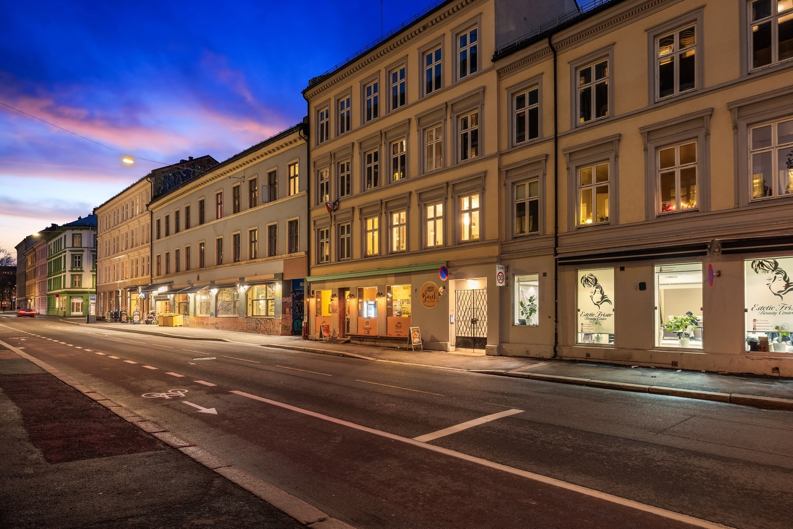 Gode forbindelser med offentlig transport, med trikk 17 fra Heimdalsgata kun to minutter unna. Galleribilde