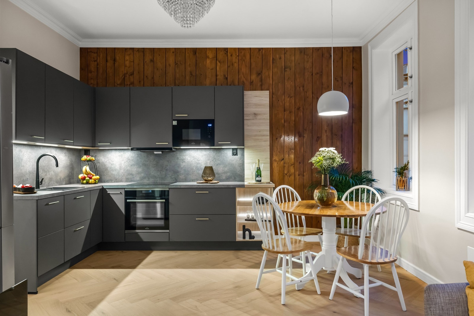 Spiseplassen er naturlig integrert i rommet, med plass til hyggelige måltider. Galleribilde