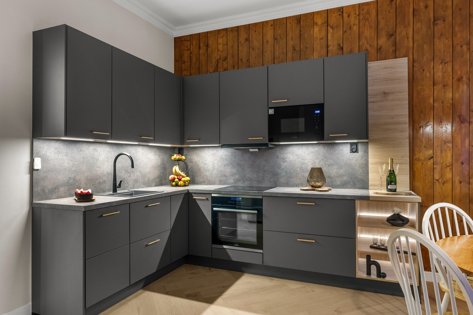 Leiligheten har gjennomtenkte materialvalg og tidsriktig design. Galleribilde