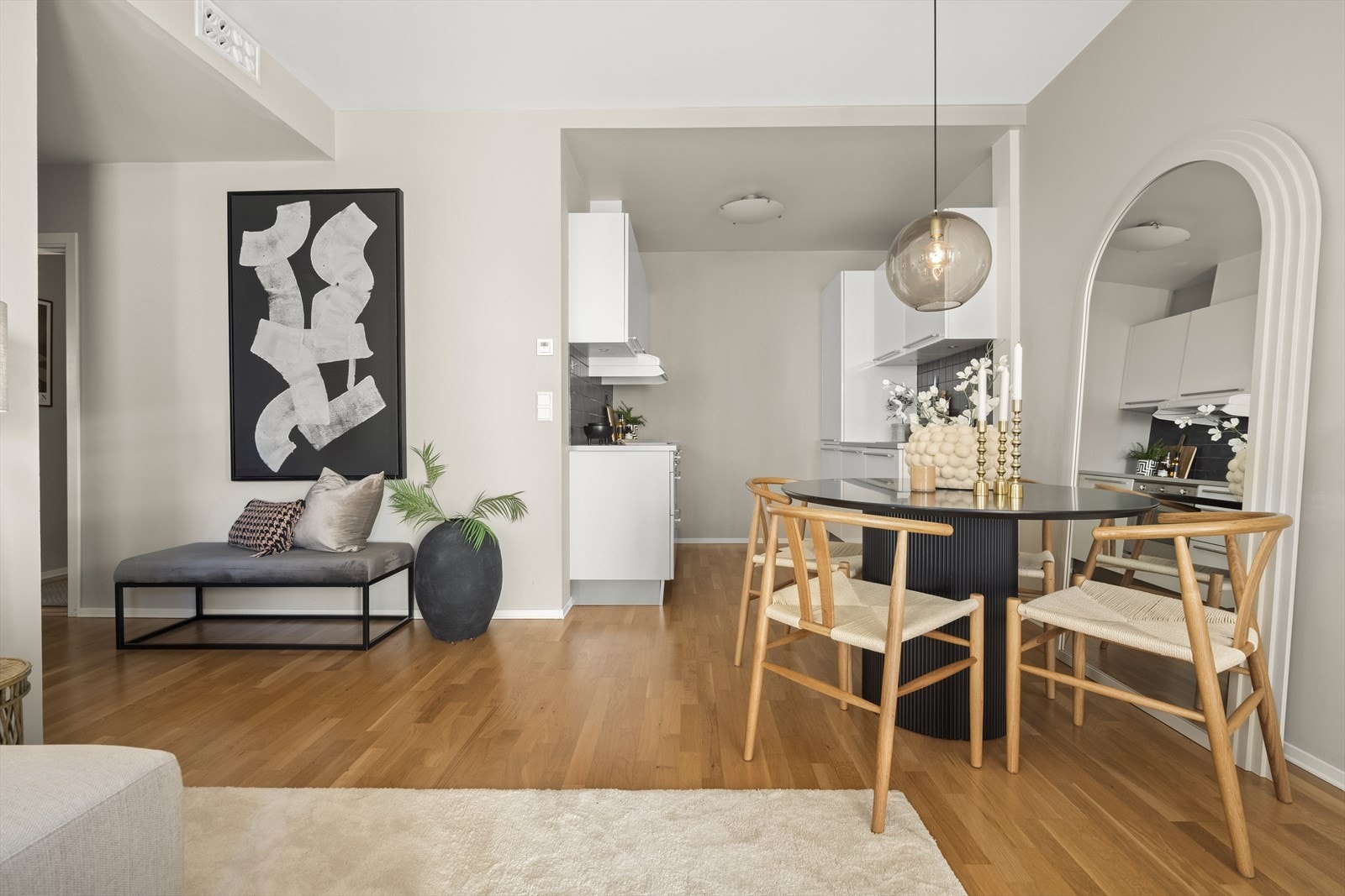 Leiligheten har en åpen og luftig kjøkken- og stueløsning. Galleribilde