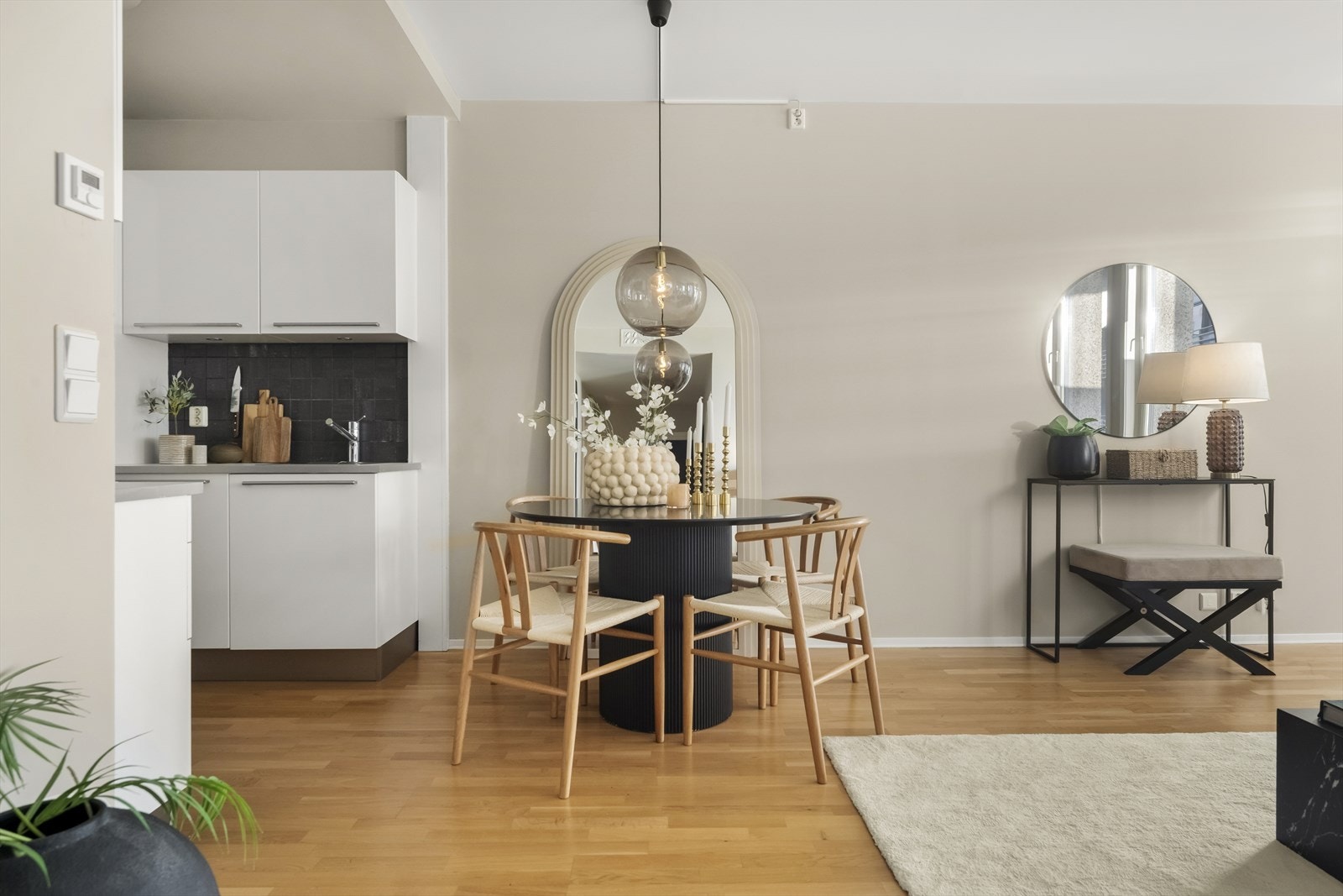 Spisebordet har naturlig plassering i tilknytning til kjøkkenet. Galleribilde