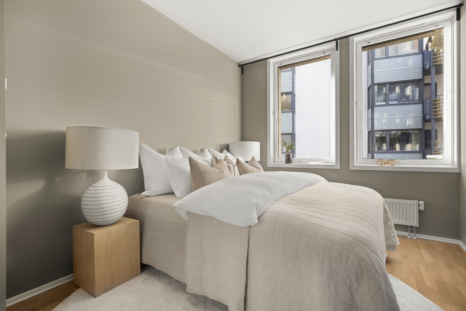 På hovedsoverommet er det god plass til dobbeltseng med tilhørende nattbord på hver side. Galleribilde