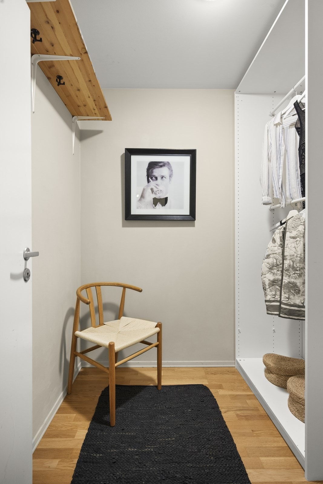 Fra entréen er det direkte tilgang til en innvendig bod med åpen garderobeløsning og hyller. Galleribilde