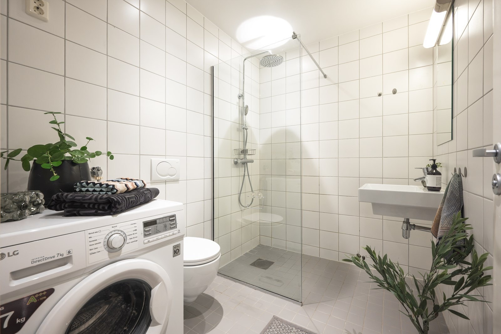 Boligen har et pent, flislagt bad fra byggeår 2007/08. Det er elektrisk gulvvarme og innfelte downlights i himling. Galleribilde