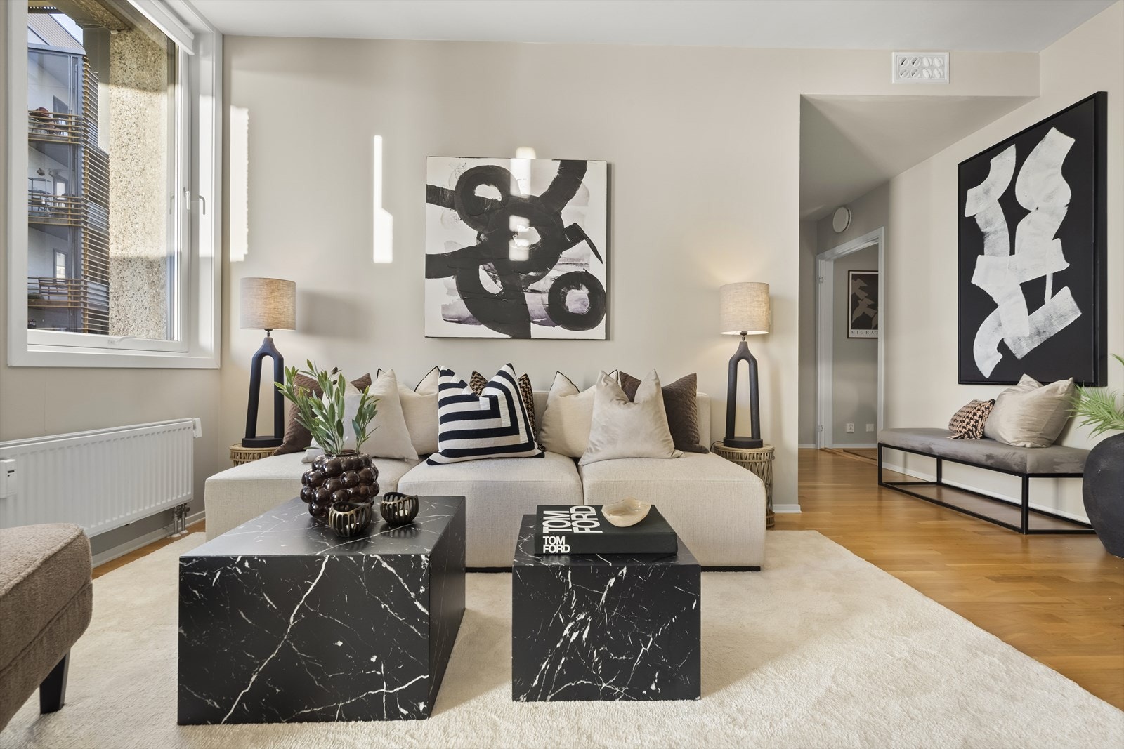 Rommet oppleves lyst og innbydende med takhøyde på 2,66 meter og store vindusflater. Leiligheten er nymalt, og holdt i lune, tidsriktige fargetoner. Øvrige overflater består av tre-stavs parkett. Galleribilde