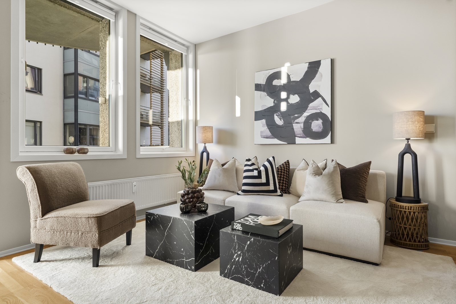 I stuen er det god plass til sofakrok med stuemøblement som sofa, tv-benk og bord. Galleribilde