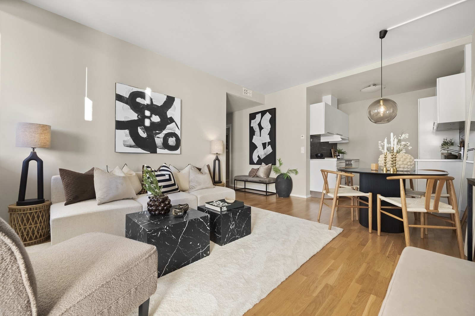 Leiligheten ligger i 3. etasje og inneholder entré, bad, bod, to soverom, kjøkken og stue. Galleribilde