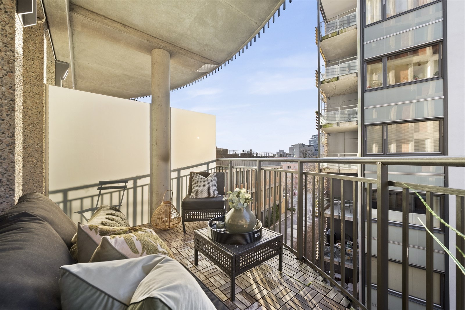 Fra stuen er det utgang til en sydvestvendt balkong på 8 kvm. Her er det god plass til utemøblement, grill og beplantning. Leiligheten vender mot et rolig og bilfritt fellesområde. Galleribilde