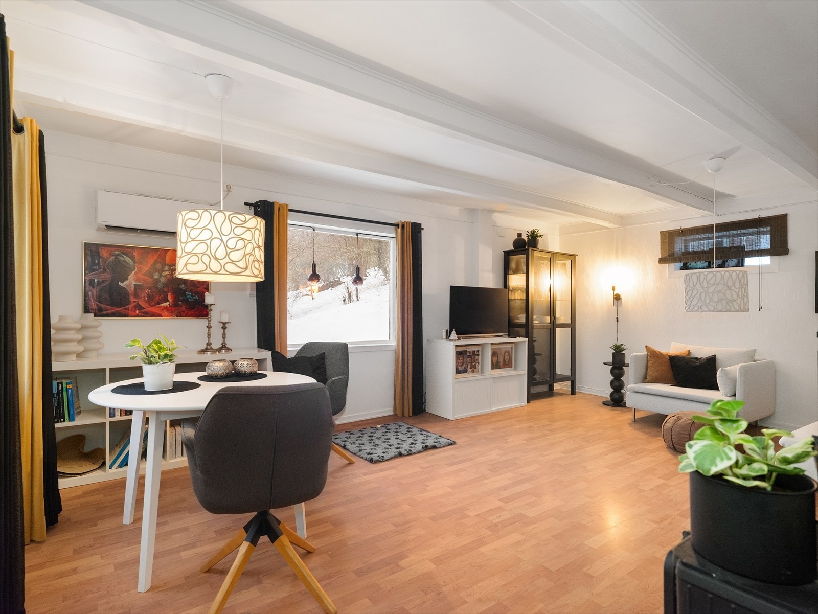 Stuerommet er på hele 24,5 kvm, noe som skaper god plass til både sofa- og spisegruppe Galleribilde