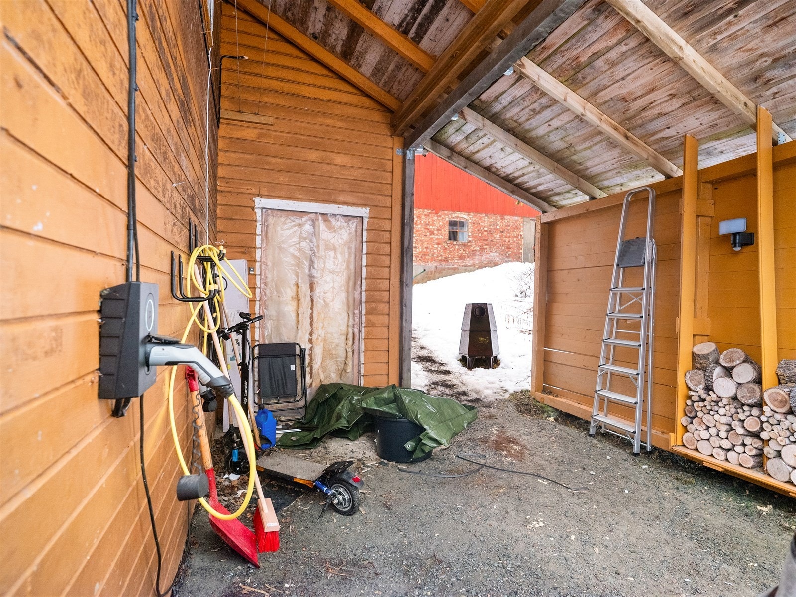 Praktisk carport som gir beskyttelse mot vær og vind Galleribilde