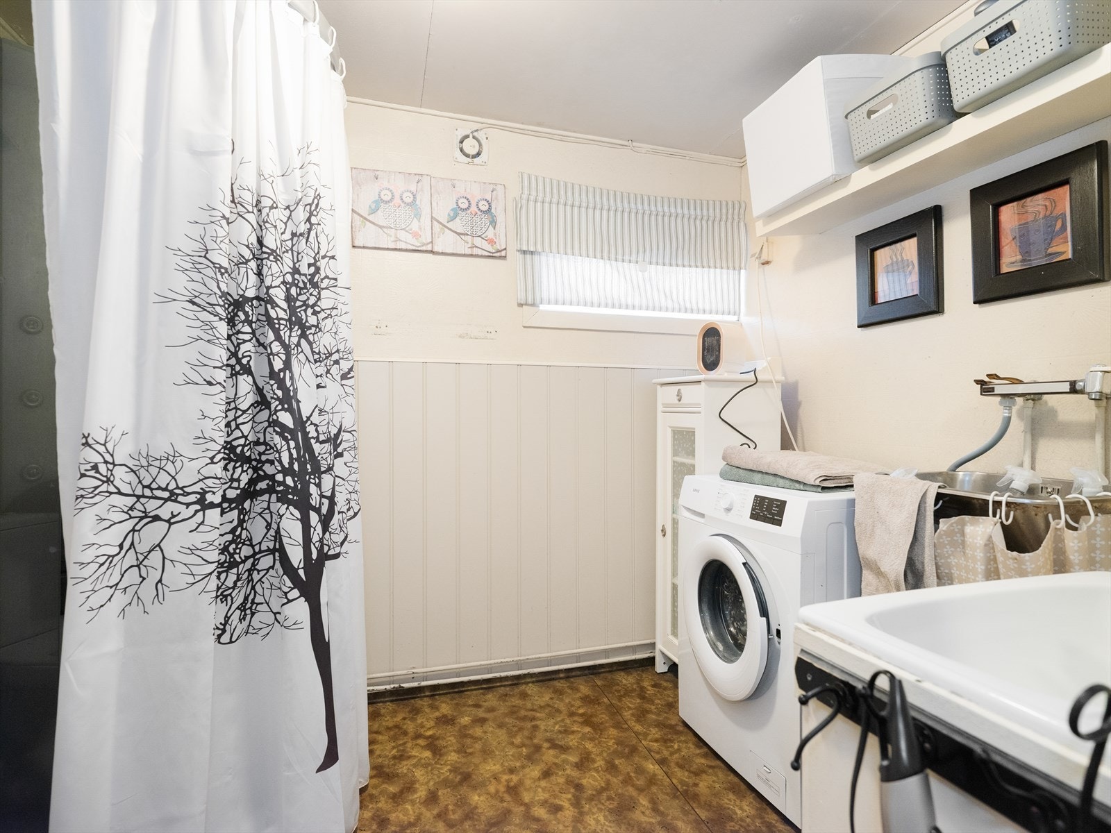 Bad med god plass til vaskemaskin Galleribilde