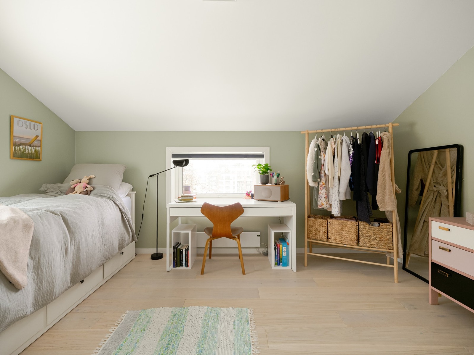 Soverom 2 brukes i dag som barnerom, og er perfekt til det. Galleribilde