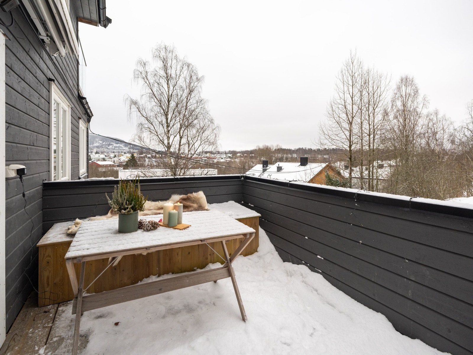 Denne er da på utsiden. Og ja, vi er klar over at det er vinter og kaldt og trist på bildet, men bare tenk deg dette om sommeren da! Galleribilde