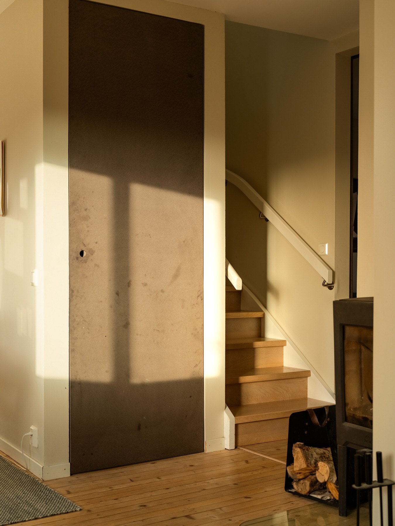 Nå skal vi opp! Under trappen og bak døren her er det en stor bod. Galleribilde