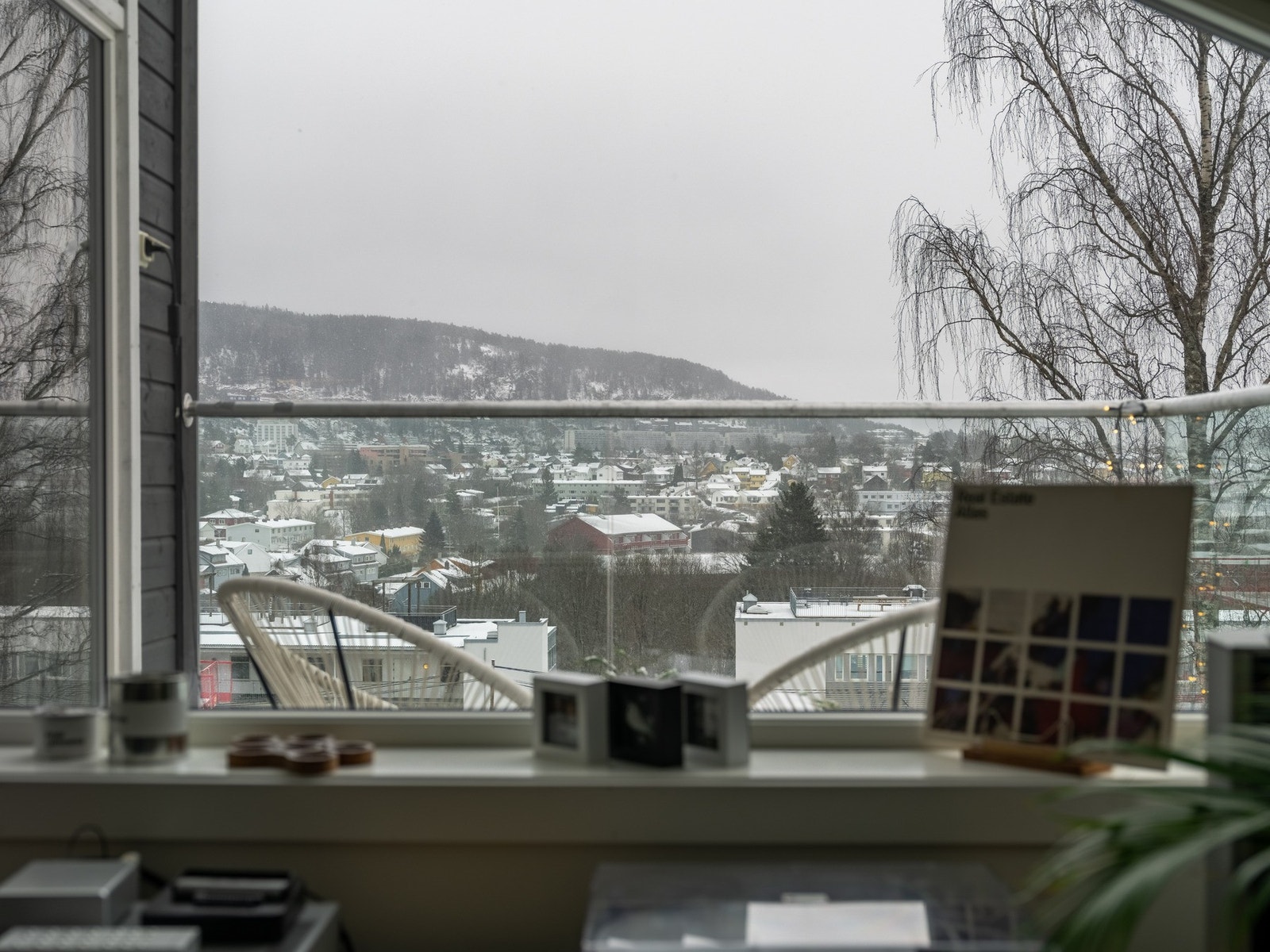 Uansett er utsikten herfra helt rå! Våre bønner om fint vær til foto ble da som du ser ikke hørt. Galleribilde