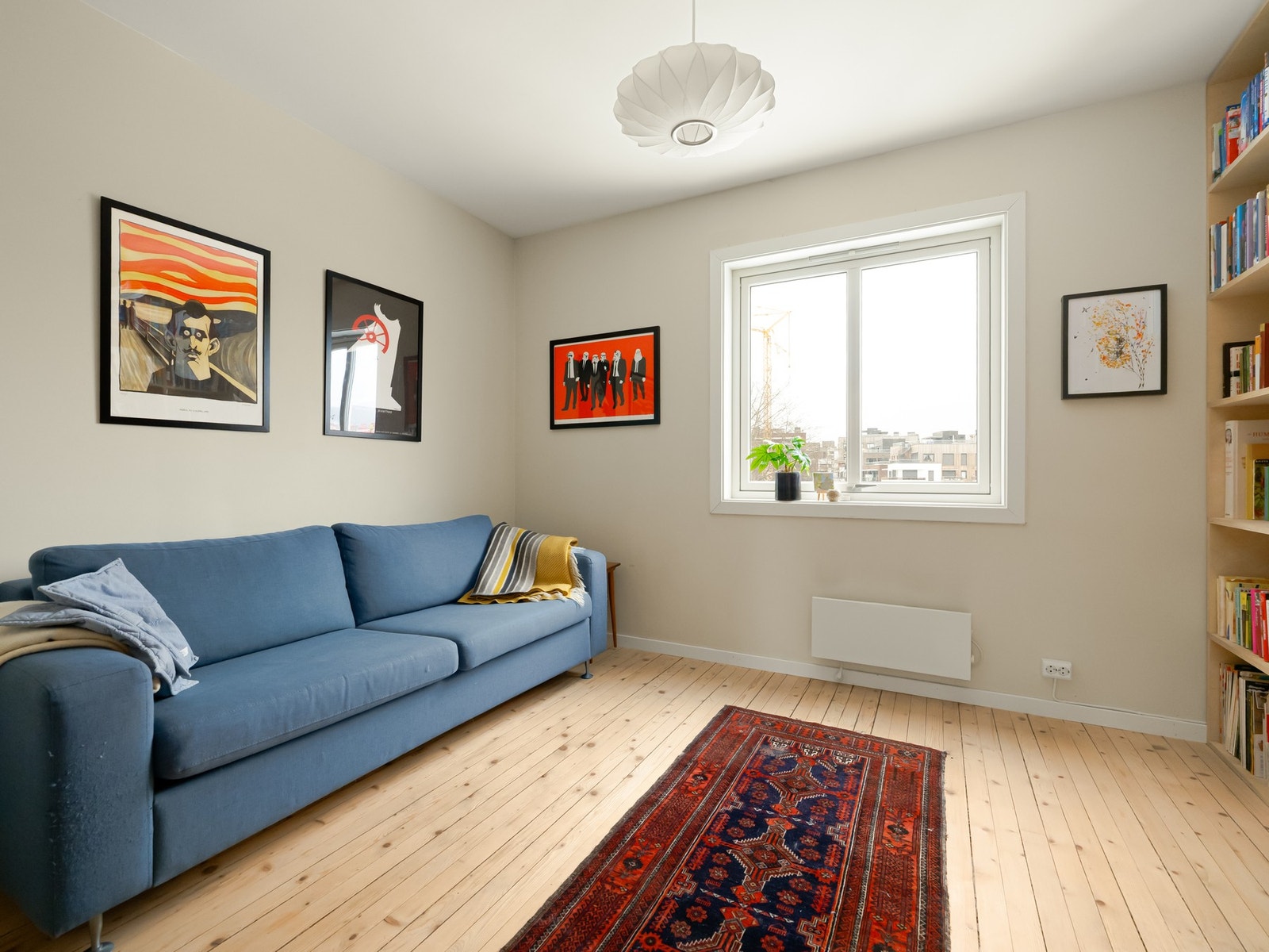 Nå er vi inne i det som på plantegningen heter TV-stue / Soverom. Galleribilde