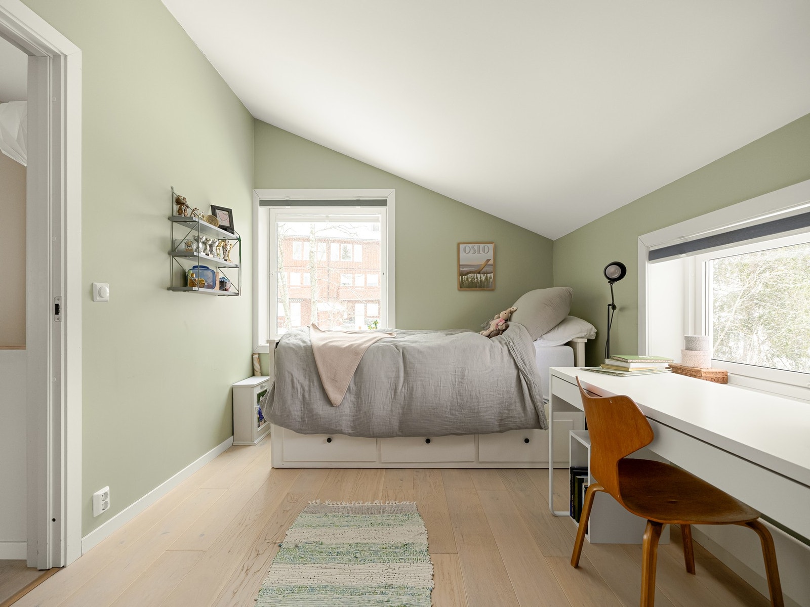 God plass til både seng og skrivepult. Galleribilde