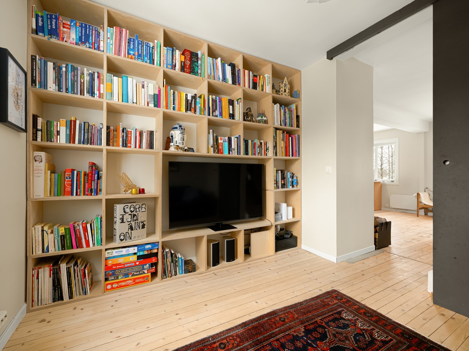 Fin skyvedørsløsning gjør rommet åpent og tilgjengelig til hverdags. Galleribilde