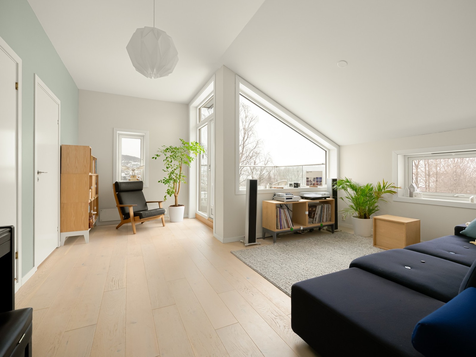 Her oppe er en superfin stue, med nydelig utsikt over området rundt. Galleribilde