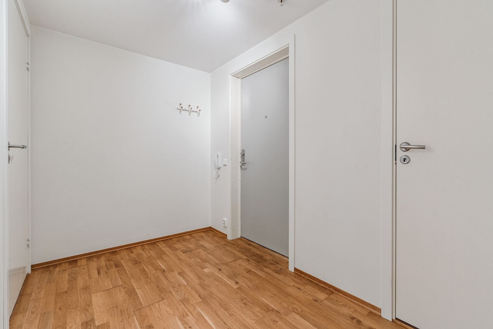 Velkommen inn! Entre med god plass til oppheng av klær og sko Galleribilde